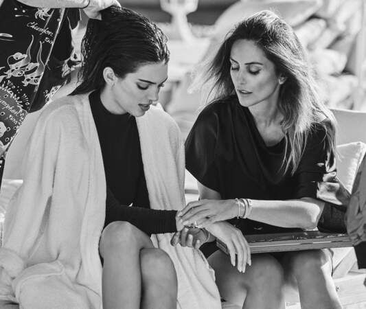 Kendall Jenner et Valérie Messika lors du tournage de la nouvelle campagne des bijoux de la maison. 
