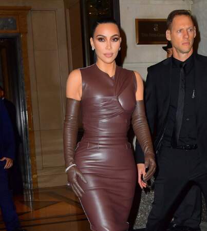 Kim Kardashian à la sortie de l'hôtel "Ritz-Carlton" à New York, le 1er novembre 2021.