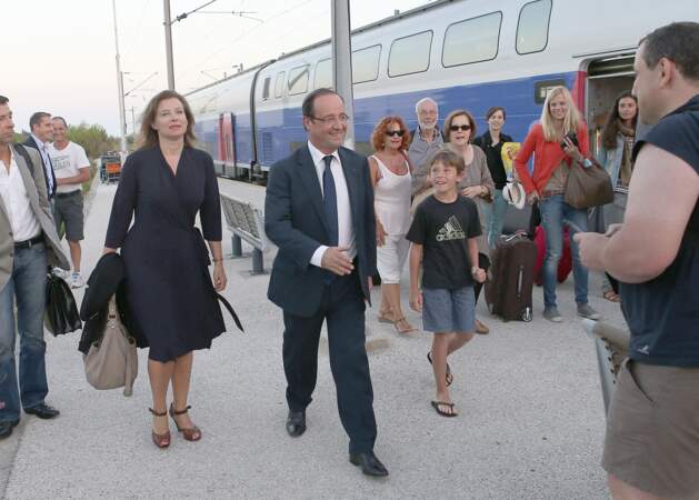 Valérie Trierweiler et François Hollande à leur arrivée à Bormes-les-Mimosas le 2 août 2012