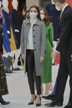 La reine Letizia d'Espagne stylée en slim en cuir et talons hauts, à Madrid, le 19 janvier 2022