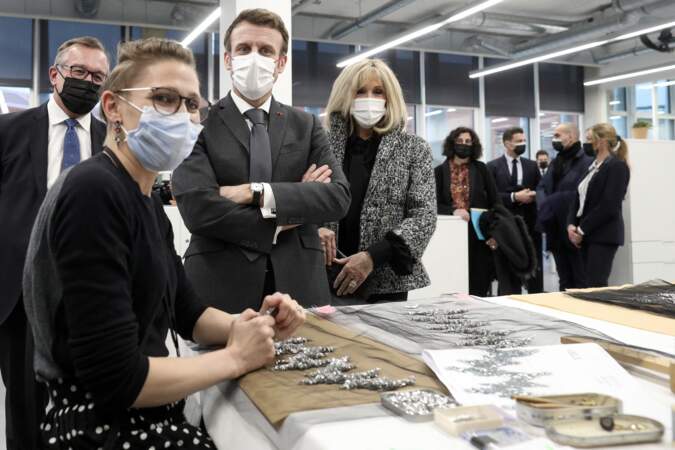 Emmanuel Macron accompagné de son épouse Brigitte Macron inaugure le 19M, espace de travail, de rencontres, dédié à la création et à la transmission des métiers d'art de la mode, Paris, France, le 20 janvier 2022.