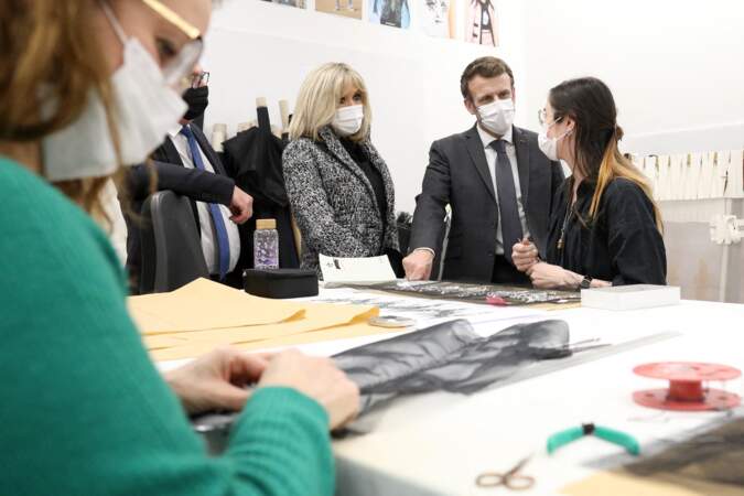 Emmanuel Macron accompagné de son épouse Brigitte Macron inaugure le 19M, espace de travail, de rencontres, dédié à la création et à la transmission des métiers d'art de la mode, Paris, France, le 20 janvier 2022.