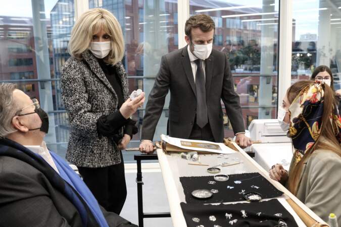 Brigitte Macron très élégante avec cette très belle veste en tweed Chanel.