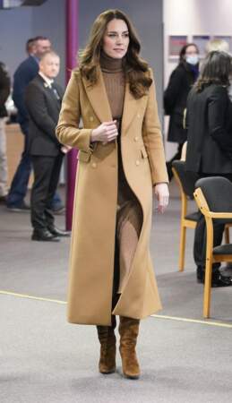Kate Middleton dans un total-look camel pour rencontrer les bénévoles de l'Eglise "Church on The Street" à Burnley, le 20 janvier 2022. 