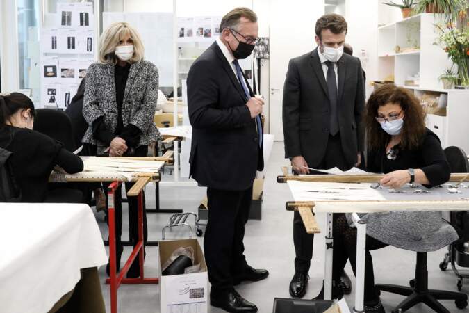 Emmanuel et Brigitte Macron ont rencontré les petites mains de Chanel et tous les corps de métier qui travaillent pour la marque.
