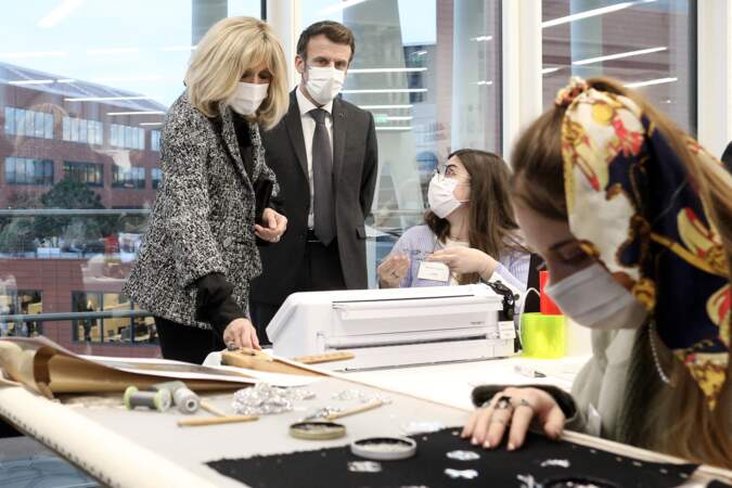 Pour l'occasion, Brigitte Macron porte un total-look signé Chanel.