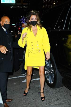 Du jaune et du noir, un look aussi impactant que rayonnant pour Penelope Cruz.