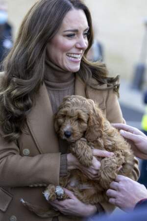 Kate Middleton en total-look camel avec la petite chienne dans les bras