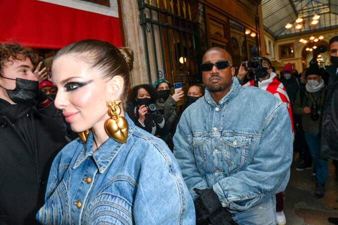 Kanye West (Ye) et sa compagne Julia Fox escortés à la sortie du défilé Kenzo, Automne-hiver 2022/2023 au Galerie Vivienne dans le cadre de la Fashion Week de Paris