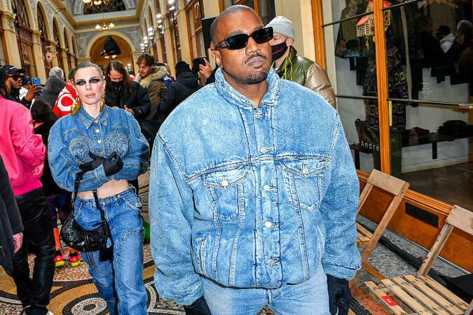 Kanye West (Ye) et sa compagne Julia Fox en total look jean assorti. 