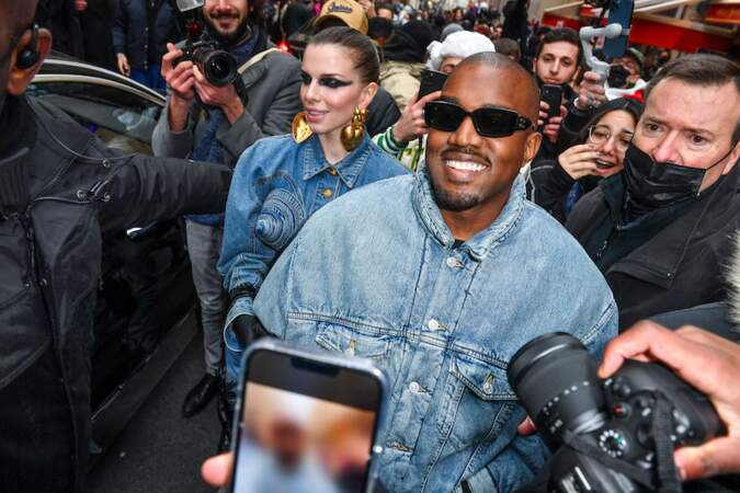 Kanye West plus souriant que jamais au côté de sa nouvelle compagne, l'actrice Julia Fox. 