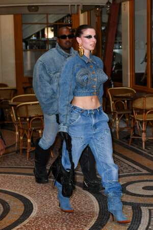 Kanye West (Ye) et sa compagne Julia Fox au coeur de la Galerie Vivienne dans le cadre de la Fashion Week de Paris, France, le 23 janvier 2022. 