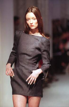 Audrey Marnay pour le défilé haute couture printemps-été 1998. 