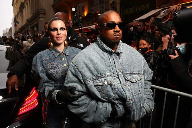 Dimanche 23 janvier, Kanye West (Ye) et sa compagne Julia Fox ont opté pour un total look jean délavé, au défilé Homme Kenzo automne-hiver 2022/2023. 