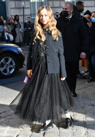 Lady Amelia Windsor arrive au défilé Dior Haute Couture Printemps/Été 2022