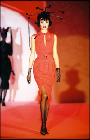 Adriana Karembeu défile à Berlin en 1994. 
