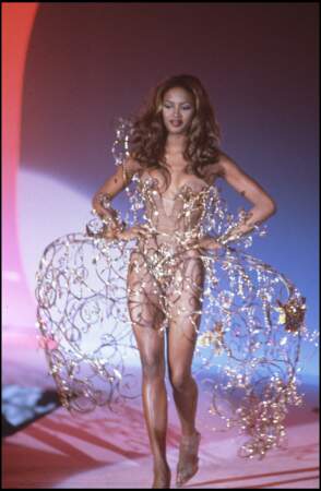 Naomi Campbell défile pour la collection printemps-été 1991-1992. 