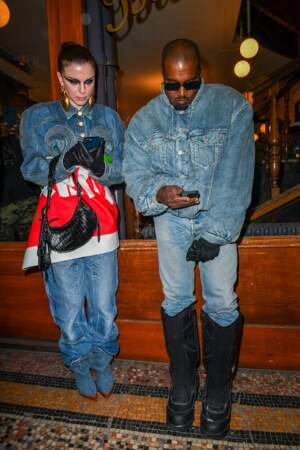 Kanye West (Ye) et sa compagne Julia Fox au coeur de la Galerie Vivienne échappe à la foule. 