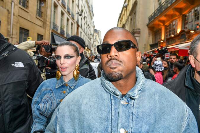Kanye West (Ye) et sa compagne Julia Fox déclenchent l'hystérie des fans au défilé Kenzo automne-hiver 2022/2023 au Galerie Vivienne, le 23 janvier. 