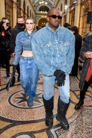 VIP du défilé Kenzo, Kanye West mise sur sa nouvelle paire signature : ses bottes crocs en caoutchouc, signées Balenciaga.
