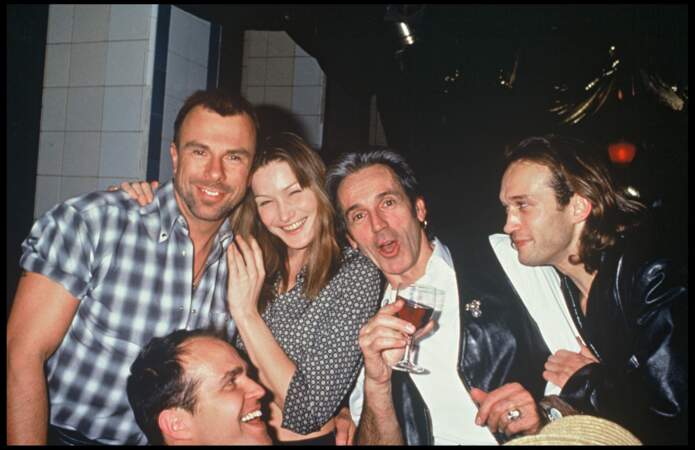 Thierry Mugler, Carla Bruni, Obzek et Vincent Peres lors d'une soirée aux Bains Douches en 1993 à Paris 
