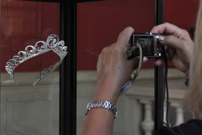 La tiare offerte à Charlene de Monaco par Albert II, présentée à l'exposition "L'histoire du mariage princier", à Monaco, le 11 juillet 2011