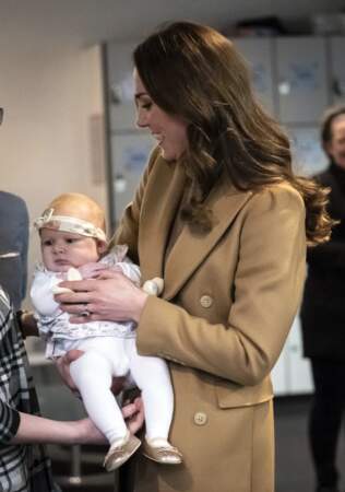 Kate Middleton relance les rumeurs d'une quatrième grossesse lors de sa rencontre avec des bénévoles de l'Église "Church on the street", à Burnely, le jeudi 20 janvier 2022.  