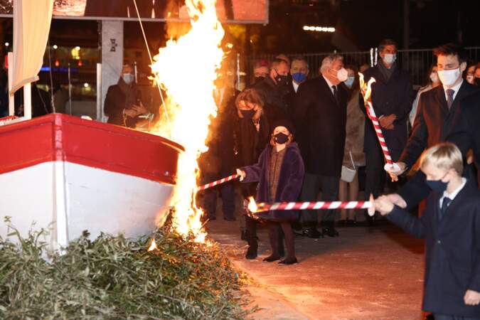 Jacques et Gabriella mettent le feu à la barque avec l'aide de Caroline de Monaco sur le quai Albert 1er, le 26 janvier 2022