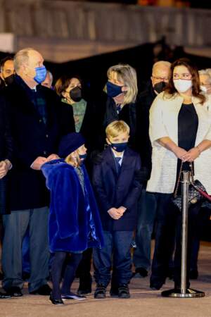 La princesse Gabriella et le prince Jacques se tiennent aux côtés de Caroline de Monaco et d'Albert II, le 26 janvier 2022