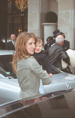 René-Charles dans les bras de Céline Dion, en 2002.