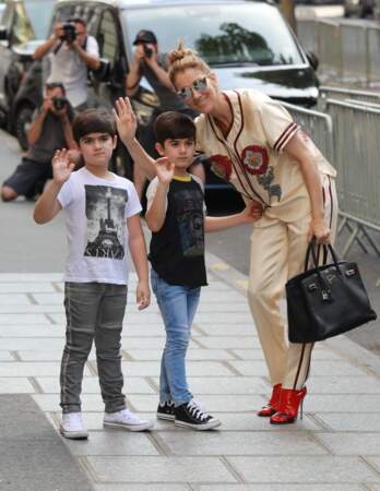 Céline Dion en compagnie de ses jumeaux Eddy et Nelson, à Paris le 17 juillet 2017.