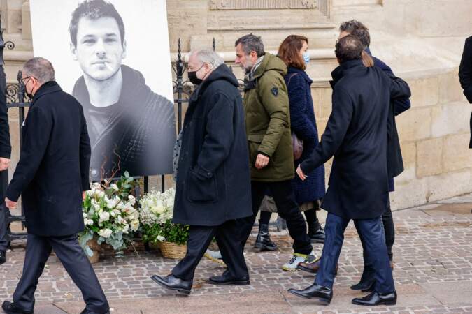 Eric Lartigau auprès des parents du défunt, Serge et Christine Ulliel, arrivent aux obsèques de Gaspard Ulliel en l'église Saint-Eustache à Paris, le 27 janvier 2022.