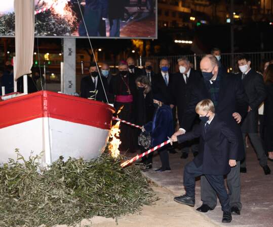 Jacques et Gabriella embrasent la barque de la Sainte-Dévote, le 26 janvier 2022