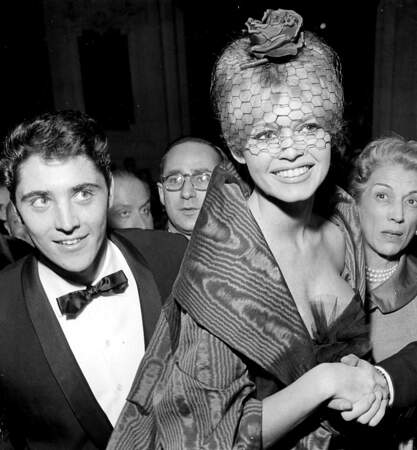Brigitte Bardot et Sacha Distel complices à l'Opéra de Paris en 1958