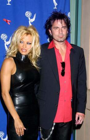 Tommy Lee : en 1995, Pamela Anderson épouse le batteur Tommy Lee sur une plage de Cancun après l'avoir connu durant 96 heures. Ils auront ensemble deux enfants. S'ils divorcent en 1998, ils continueront de se fréquenter