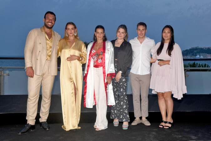 Stéphanie de Monaco entourée de ses enfants et de leurs conjoints, durant la traditionnelle soirée d'été de Fight Aids Monaco, le 24 juillet 2021. 