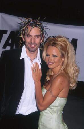 Tommy Lee : en 1995, Pamela Anderson épouse le batteur Tommy Lee sur une plage de Cancun après l'avoir connu durant 96 heures. Ils auront ensemble deux enfants. S'ils divorcent en 1998, ils continueront de se fréquenter