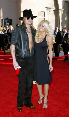 Kid Rock : Pamela Anderson fréquente  Kid Rock en 2001 et se fiance l'année suivante. Ils se séparent en 2003 mais se remettent ensemble en 2006 et se marient en juillet à Saint-Tropez. En novembre, 17 jours après la fausse couche de l'actrice, ils divorcent