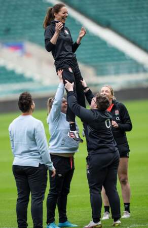 Kate Middleton, une rugbywoman de charme sur la pelouse du stade de Twickenham, le mardi 2 février 2022.