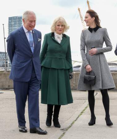 Le prince Charles, Camilla Parker Bowles et Kate Middleton, tous les trois très élégants pour visiter la fondation Trinity Buoy Wharf, un site de formation pour les arts et la culture, le jeudi 3 février 2022.