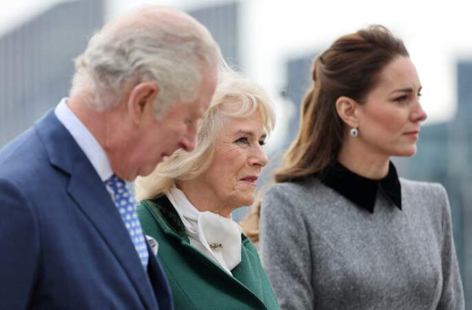 Kate Middleton très chic pour cette visite officielle avec le prince Charles et Camilla Parker Bowles