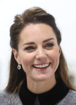Kate Middleton a choisi une coiffure qui permet de voir ses boucles d'oreilles héritées de la princesse Diana.