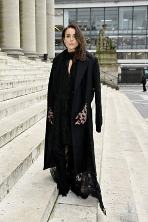 Noomi Rapace assiste au défilé Haute Couture  Fendi au Palais Brongniart à Paris