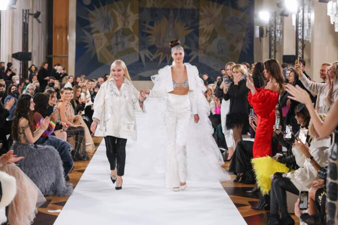 Yulia Yanina salue à la fin du show Haute Couture Yanina Couture printemps-été 2022