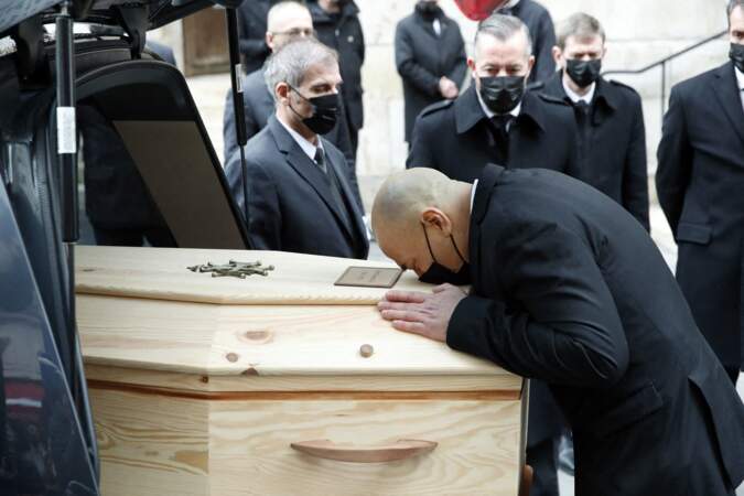Les adieux déchirants de Krzysztof Leon Dziemaszkiewicz , lors des obsèques de son compagnon Thierry Mugler, au temple protestant de l'Oratoire du Louvre à Paris, le vendredi 4 février 2022.