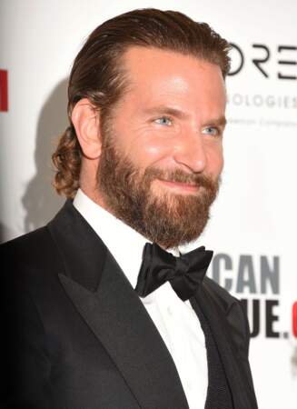 Bradley Cooper a les cheveux longs par période et les attache en queue-de-cheval ou en bun