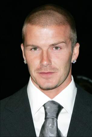 David Beckham en 2004, l'un des premiers à avoir le crâne rasé stylé et populaire