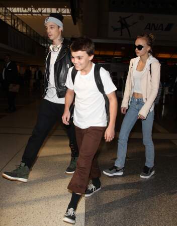 Jack Depp, 14 ans arrive à l'aéroport LAX en compagnie de sa grande soeur Lily-Rose Depp, à Los Angeles, le 21 mars 2016.