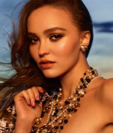 À 24 ans, Lily-Rose Depp est la divine égérie de Chanel pour la nouvelle campagne de maquillage printemps-été 2022.