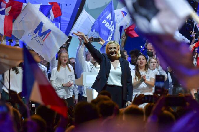 Marine le Pen, candidate RN, ovationnée lors de son meeting à Reims après la "trahison" de sa nièce Marion Maréchal, le samedi 5 février 2022.